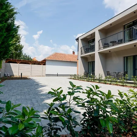 아파트 Gyulai Varpark 귤러